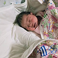 3月18日顺产女宝宝(✖╹◡╹✖)♡，5斤8两，离预产期晚了两天，放了两天药第三天准备打催产针，结果第二...