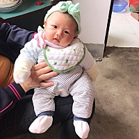 我今天满月啦  戴上外婆做的帽子  给大家介绍一下这是我的粑粑麻麻喔
