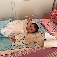 我的孩子从月子里到现在2个多月无论白天还是晚上睡觉都把胳膊放在外面 会不会你好啊？大人睡觉还冷呢 小...