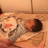 宝宝从出生到现在2个半月了 胳膊一直在外面 这两天有点冷 突然意识到宝宝胳膊会不会冻得难受啊  有同款...