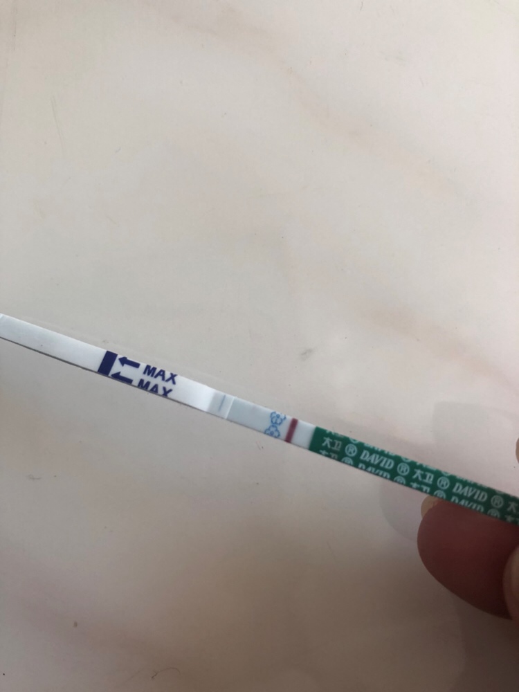 排卵比较晚，月经推迟三天。这是今天测的，我也不知道那淡淡的一点是什么意思？是有了还是假象，请大家帮忙看看。