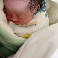 晚上九点半开始宫缩见红羊水破，到了医院都开了五指，一点半就出生了，好多人都说我是幸运的生宝宝太快...