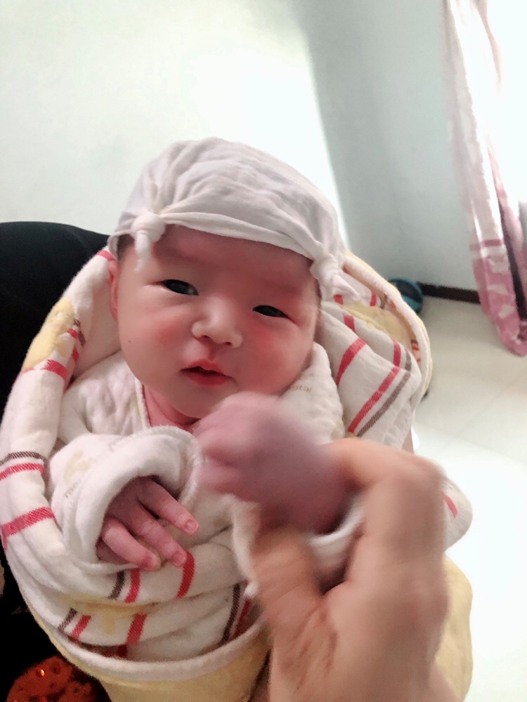 宝宝九天，今天突然觉得心情很低落，莫名的想哭，，想起很多不开心的事情，原来产后抑郁真的存在，，还有二十天出月子，真的好烦啊