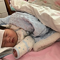 宝贝发烧了38.5度，肚子里咕噜咕噜，鼻子有点塞，呼吸有点喘，去医院检查让留院观察，现在住在新生儿科...