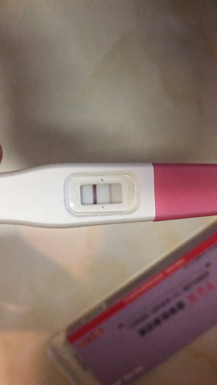 这是我用排卵试纸测的，不知道这月中不中，我还有6天来大姨妈，早孕试纸测白板，求会看的大神给看看有没有戏，着急呀！