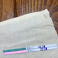 绿色那个早孕好像有半条淡淡的印子？