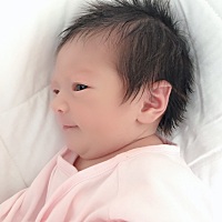 38妇女节出生的中乌混血宝宝，正好预产期，耻骨低加羊水少剖腹产，因为整个孕期都在吐导致生下来只...