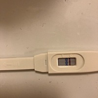 姨妈推迟六天，早上用早早孕测了一下，这没有出事吧