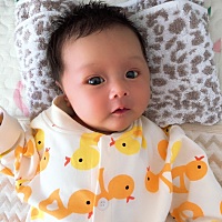 小姑娘转眼一个多月了，真是一天比一天看着变化大，就是黄疸一直不退，为娘好担心啊~各位宝妈有一个多月...