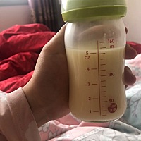 奶太多了！宝宝吃不完胸涨的好疼，一会不用吸奶器吸出来就流的乳垫和内衣全湿了，腋窝底下都长包了，昨...