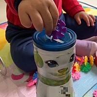 突发奇想，在装米饼罐子的盖子上剪个开口（原谅一个手艺粗糙的90后妈妈🤣🤣🤣），让宝宝把雪花片...