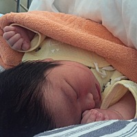 3月19号刨宫产8.6斤乔治一枚；孕期没有忌口、每天都化妆护肤，整个孕期皮肤很好，宝宝出生皮肤很白...
