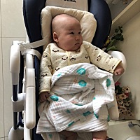 我儿子坐上他的餐椅舒服的