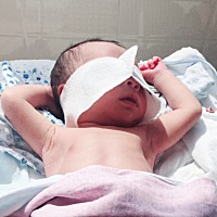 宝宝现在出生十六天了，黄疸高住院四天，回家没多久有湿疹，这两天又老是呛奶呛水，妈妈真的不知道这么...