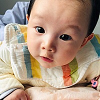 母乳喂养的宝宝 四个月 不吃奶瓶啊 怎么办 宁愿饿也不吃