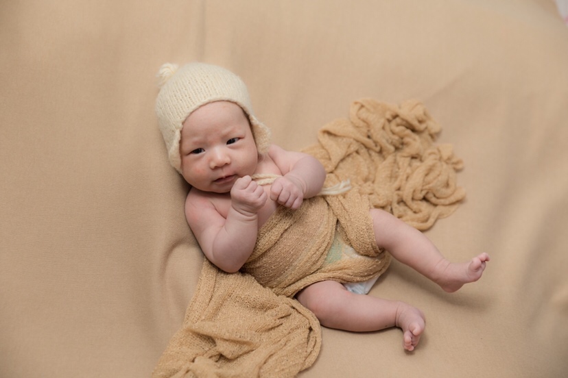 宝宝刚满月，我又得了急性阑尾炎，真的很运气不好啊……现在宝宝奶都不能吃，只有吃奶粉，第一天开始哭闹不吃不睡的，这两天好多了……每天都想你吆儿，接视频聊天看着我就哭，都知道认人了，妈妈会快快好起来的，等我回家宝贝，爱你哟在家乖乖的吃好睡好