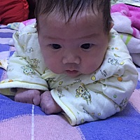 请问宝妈们，两个月不到的宝宝，因为做月子是在婆家，现在回自己家了，小宝宝一直要抱在手上睡，放下就...