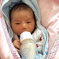 二宝已经出生得10天了，是个乔治，和哥哥长得很像，第一张是大宝，第二张是二宝