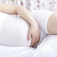 熬过了孕早期，没想到孕中期这3件事更麻烦！   曾经以为熬过了孕早期，不再恶心呕吐了，本以为可以舒舒...