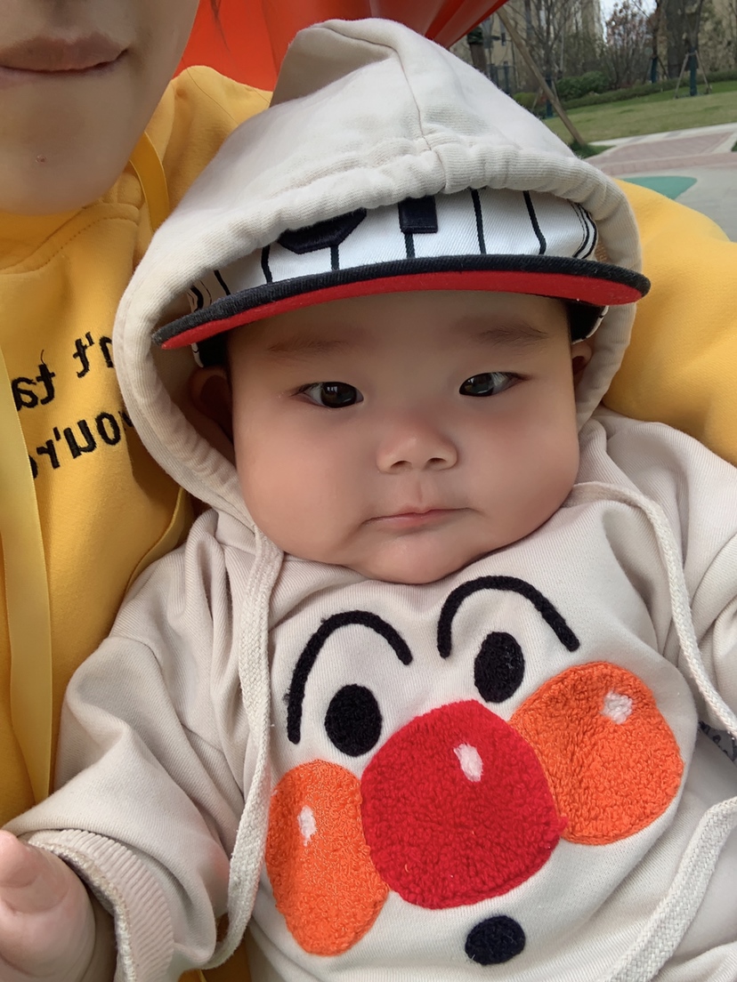 天气慢慢热起来，最近开始吃米粉了，妈妈调的还不是很熟练，你吃两口就把它推开，要好好找原因。
天气热起来了，每天推着你楼下散步，你看着一群小哥哥姐姐玩是不是也想加入他们？对了，我发现...小姐姐逗你的时候你笑的合不拢嘴，年纪大些的婆婆逗你你就憋嘴哭，这很尴尬呀哈哈哈哈哈哈哈😂