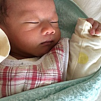 37天宝宝这几天总是一边吃奶一边使劲拉屎放屁，感觉很痛苦的样子，奶都吃不好了，也不知道怎么回事