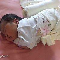 3.21刨腹产女宝，8.8斤整个孕期我长了15斤，全被小家伙吸收了，宝宝真是壮壮的，月嫂给她拍嗝她头都...