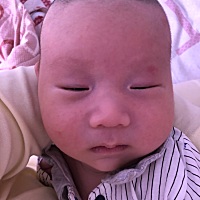 亲爱的宝妈们，宝宝月子里月嫂都是给两侧睡觉，说有迪迪好看，出了月子宝宝会自己动，两侧脑骨会长圆的...