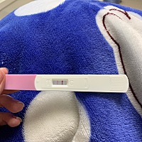 推迟了几天 一直觉得肚子不舒服 又觉得胸很痛 刚验出来的 突然很惊喜又很惊吓 这种心情谁能理解啊