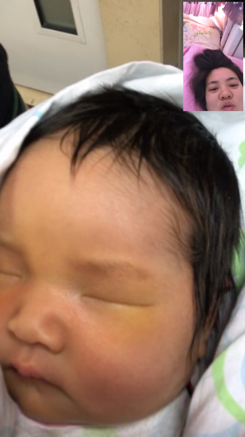 这是在北京儿研所爸爸和我视频，孩子黄疸下去些了，总算是看到希望了，老母亲我在家等的快崩溃了！顺便说一下，北京儿研所和儿童医院都不让家属留在医院，只让孩子自己在医院，所以说我们平时都见不到孩子的😭😭😭