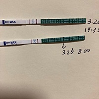 月经推迟了3天，今天晚上回来拿大卫早早孕试纸测的，上面是19:30分，下面是20:00的，姐妹们帮我看下吧！...