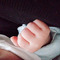 宝贝满月后醒的时候更长了，今天也不知道怎么了，一直要抱着睡，明明抱着睡熟了，放下没两分钟就哇哇大...