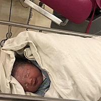 昨天早上八点多见红，十一点左右进产房待产宫口开一指，下午一点左右开两指，后面痛的不规律，医生给打...