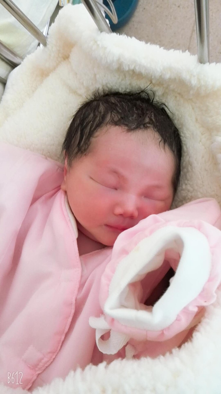 宝宝第一天 生出来皮肤超级好