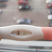 14号排卵安排的，到今天已经13天了，非常浅的印，是怀孕了吗