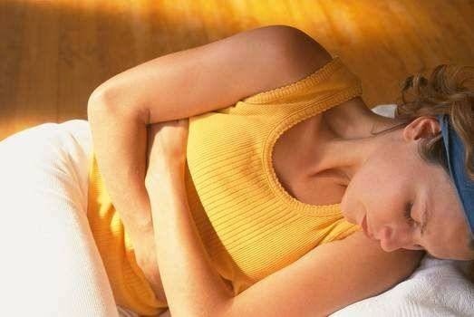 缓解经期腰疼的四小招  
 缓解经期腰疼
妙招一、热敷 
仰卧，以热湿毛巾（以不滴水为度）垫于腰间疼痛部和稍下面的骶部，上面再放一热水袋，热敷约10分钟，然后分别在腰两侧热敷10分钟。 
妙招二、补充钾、铁 
钾能缓和情绪、抑制疼痛、防止感染，并减少经期失血量。补充含铁丰富的食物，如鱼类、各种动物肝、蛋黄等。 
妙招三、按摩 
1、掌压腰骶部：俯卧，双掌重叠压在疼处腰椎上，以不引起疼痛为度。一呼一吸为1次，做10～15次。 
2、按摩腰背：双手搓热掌心后分别贴于后腰部，并上下按摩5次，摩至局部温热为止，但掌心仍需贴在腰部3分钟。做时动作柔和，呼吸自然，在意识的引导下逐步将动作和呼吸配合协调。 
3、揉筋结：用拇指指腹仔细在腰、骶部触摸，如发现有压痛的硬结时，则以指腹压其上，揉1分钟。 
小贴士：经期不要用力捶打腰背，腰背部受捶打后，会使盆腔进一步充血，血流加快，引起月经过多或经期过长，反而使腰背酸痛更加厉害。 
妙招四、做健身操 
1、腿操：仰卧，双手抱住一侧腿膝部，尽量屈髋，使大腿前沿贴紧腹部，连续做5~10次，再做另一下肢；然后双手同时抱紧双膝，同时做5~10次。每晚1次，或晨起加做1次。 
2、起坐操：仰卧，收腹坐卢。注意不能用上肢帮助，下肢保持伸直，次数不定。 
3、滚腰操：仰卧，保持屈曲双腿的姿势，把身体蜷曲成团状，前后滚动10~20次。仰卧位，以热湿毛巾，不流水为度，于腰间疼痛部和稍下面的骶部，上面再放一热水袋，湿热约10分钟，然后再分别在腰两侧各约10分钟。最后，仰卧同法腹部。尤适用于经期腰痛。注意温度以不烫伤为度。