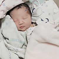 我家小可爱出生了，农历二月二十，早晨五点四十三分，体重七斤，身高五十，打了无痛和催生针，几个小时...