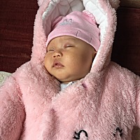 都46天了宝宝黄疸还一直没有退怎么办，预防针都还打不了，医院开的中药跟西药都吃了还是没有退，求方法