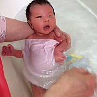 第九天的宝贝，洗澡一句都不哭，爱洗澡像妈妈😘