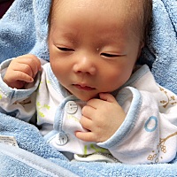 宝宝吸奶把奶头吸破了，吸奶的痛，大家有什么办法预防吗？