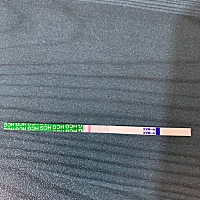 每次大姨妈都挺准时的，这次大姨妈的日子到了第三天还没有来，今天晚上就拿早孕试纸测了一下，刚弄好准...