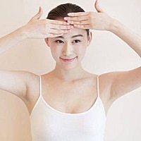 女生在经期要如何护肤 分享几个小方法 　注意防晒 　　经期的时候要注意被阳光直射的情况，也要避免...