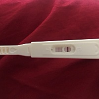 有宝妈月经推迟几天后出现红褐色的分泌物的吗？宝宝还会保住吗