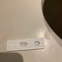 想请问一下，这是怀孕了嘛？ 晚上10点半左右测的 第二天早晨