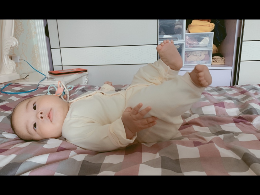 妈妈叫我练抬腿翻身