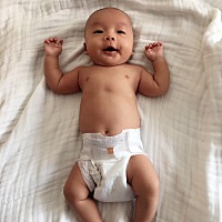 每天下班回家看到宝宝瞬间开心爆表，你才不到两个月呀，怎么这么可爱😘😘😘