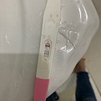 早上起来测的两杠，中午12点半又测了一次又是两杠，可是上个星期测还没有怀孕，这是不是不准啊？我到底...
