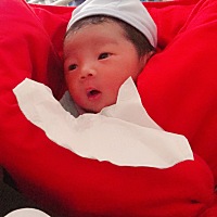 宝宝真的越看越喜欢，自己生的，咋看都觉得特别可爱，好想抱抱她，可是身体还没恢复，床都下不了，勉强...