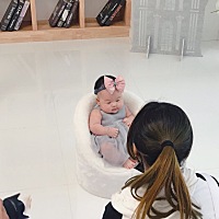 85days 今天赶去拍百日照 准备百日宴上用 辛苦宝宝了 配合叔叔阿姨摆了好多pose