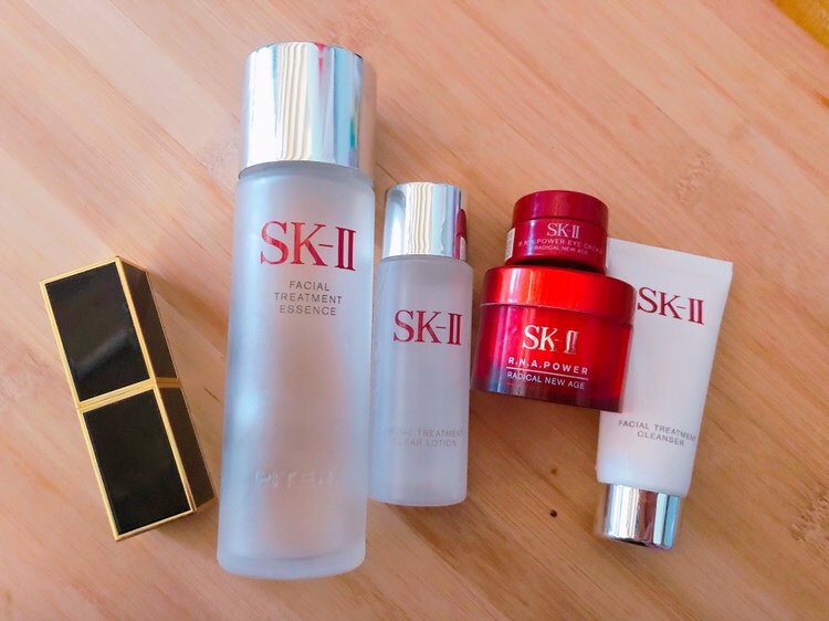 SK2神仙水  这个真的是油皮亲妈 调节水油平衡 我连续用了半年脸上真的不长痘了  但是用过神仙水之后一定要补水不好会很干