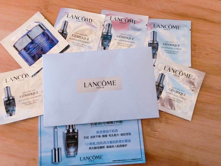 兰蔻小黑瓶肌底液 这个我买的是试用装 质地清透 给我的感觉更像精华液 功效是抗氧化防老 去细纹 准备回购正装